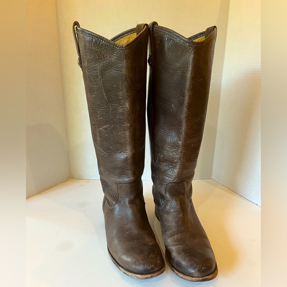 Frye Boots. “Melissa” model in brown.